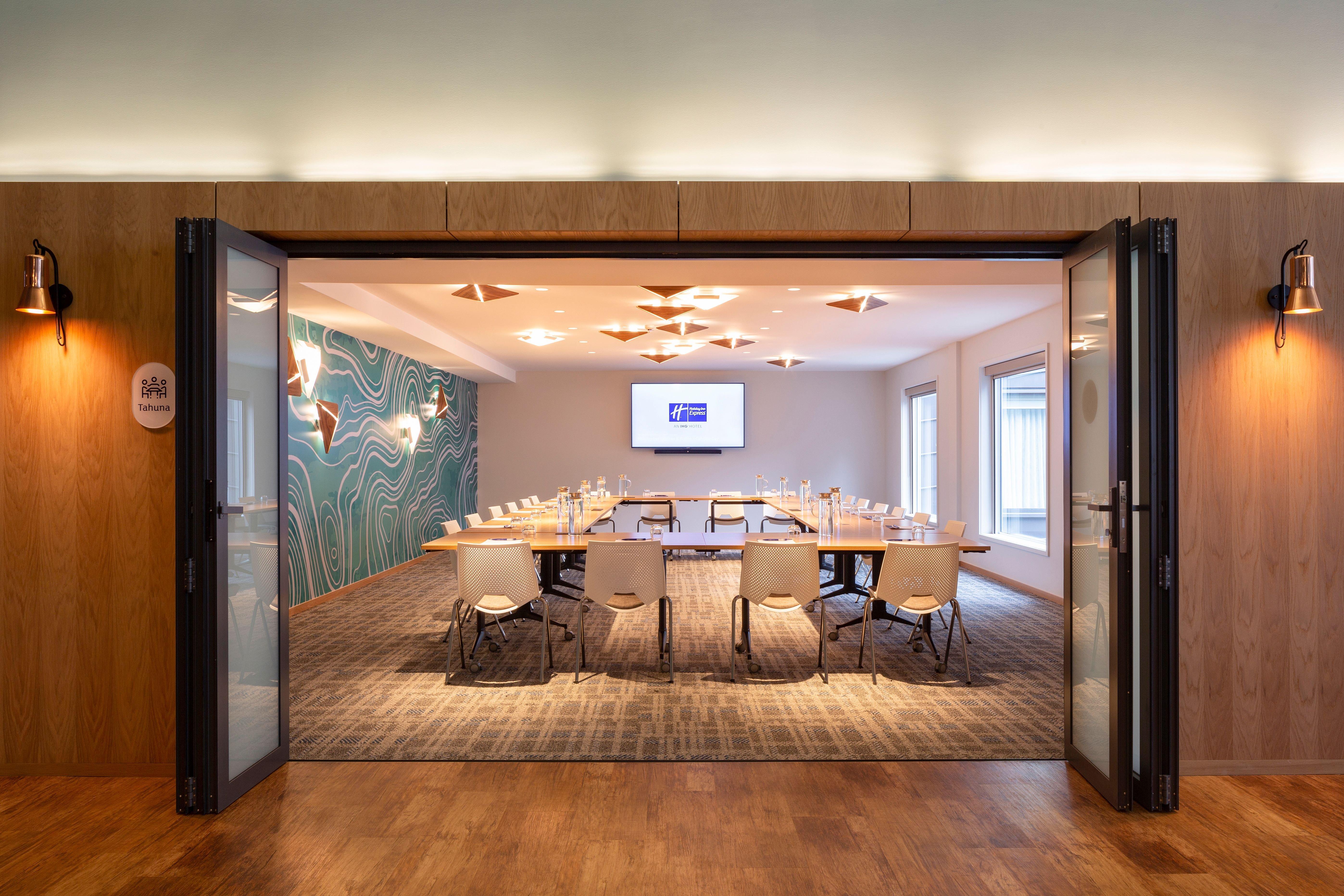 Holiday Inn Express & Suites Queenstown By Ihg Exterior foto