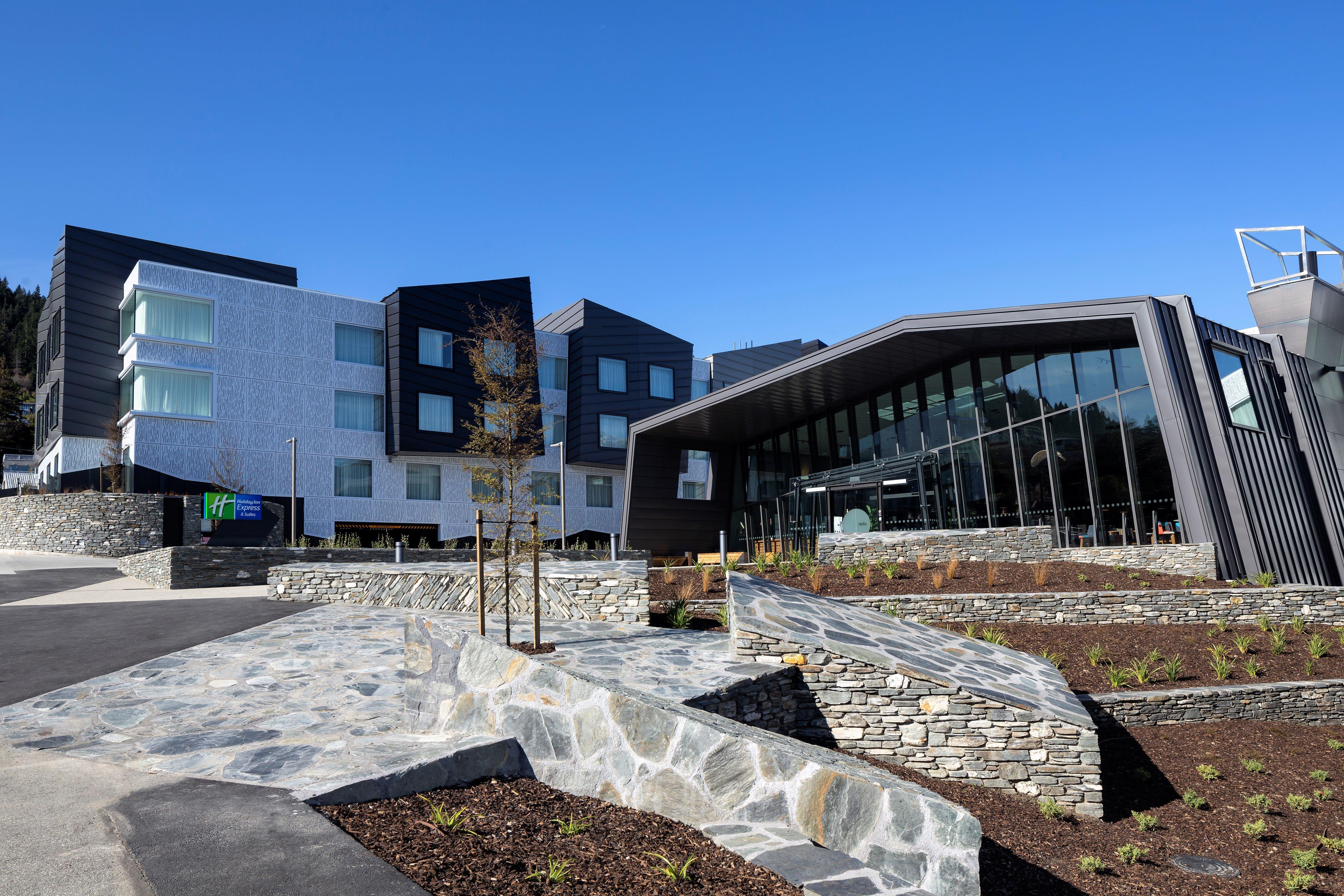 Holiday Inn Express & Suites Queenstown By Ihg Exterior foto