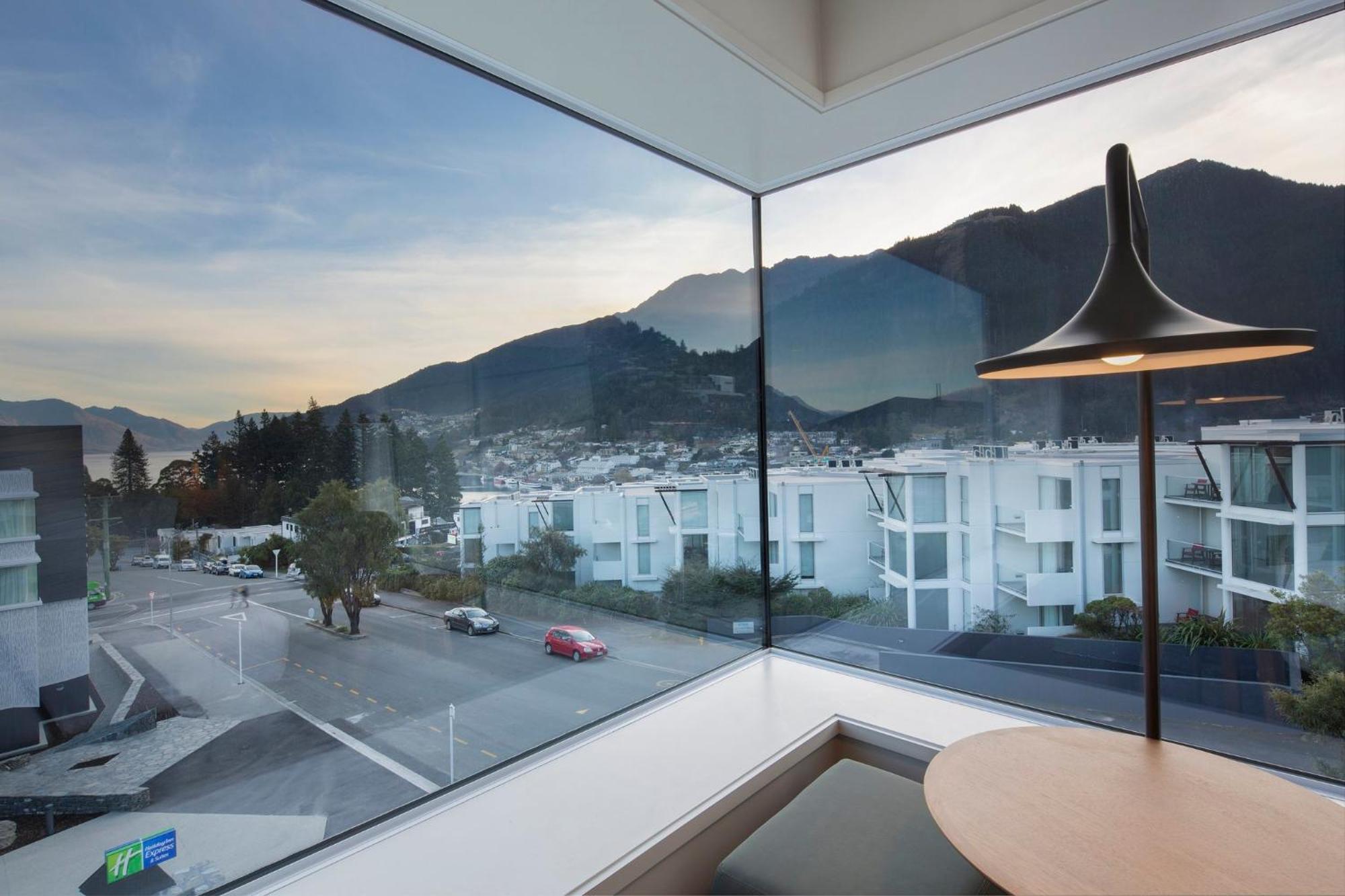 Holiday Inn Express & Suites Queenstown By Ihg Exterior foto