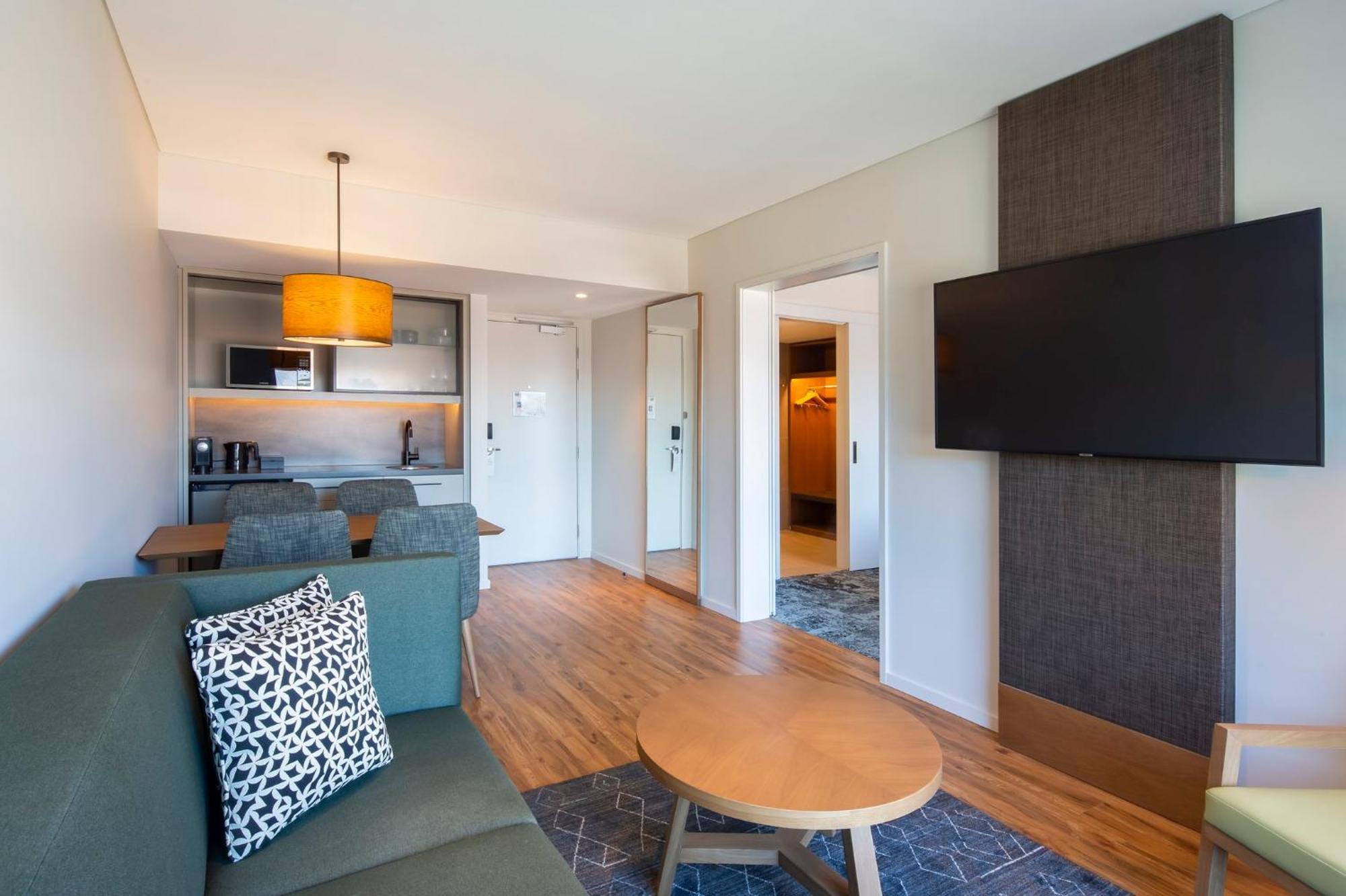 Holiday Inn Express & Suites Queenstown By Ihg Exterior foto
