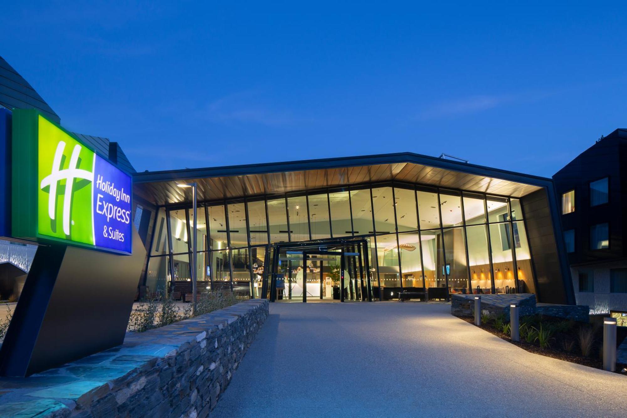 Holiday Inn Express & Suites Queenstown By Ihg Exterior foto