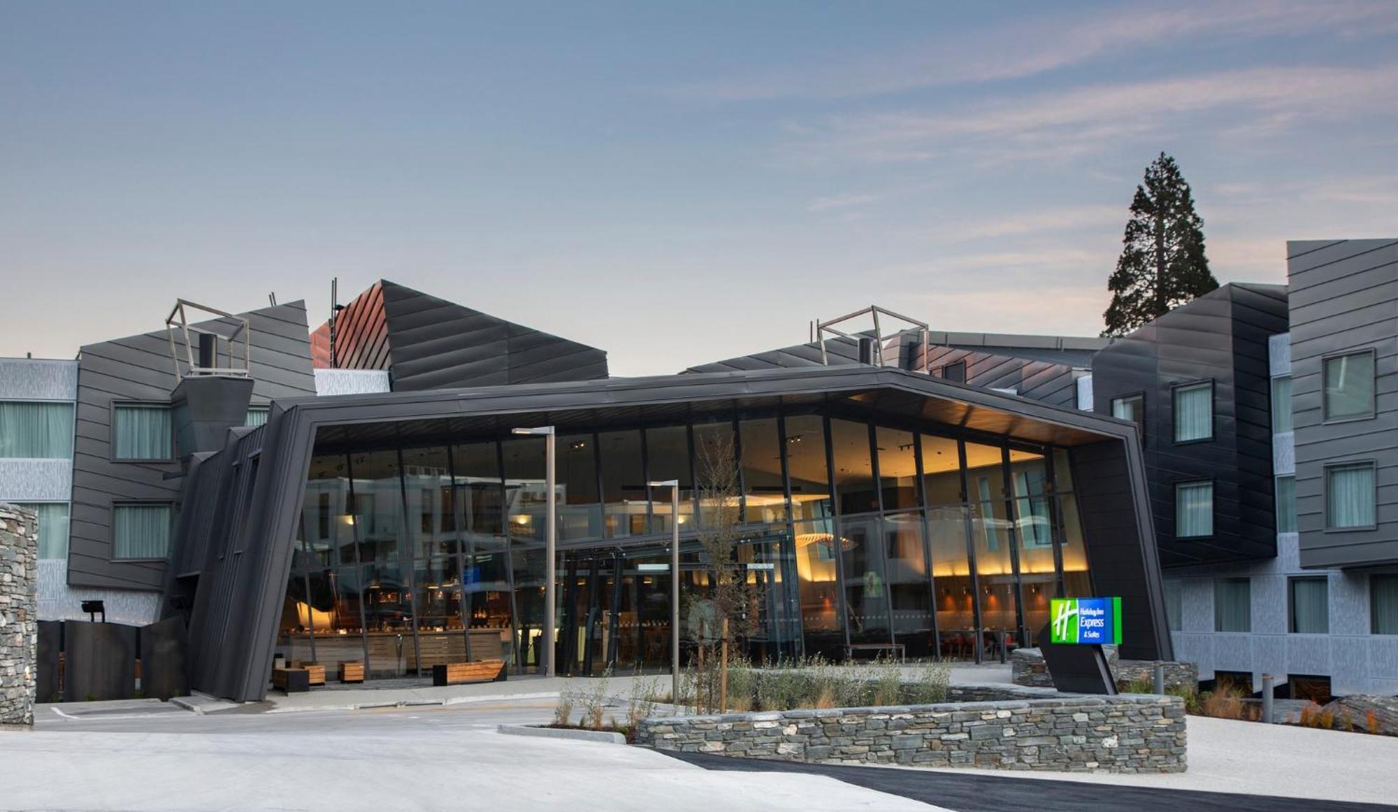 Holiday Inn Express & Suites Queenstown By Ihg Exterior foto