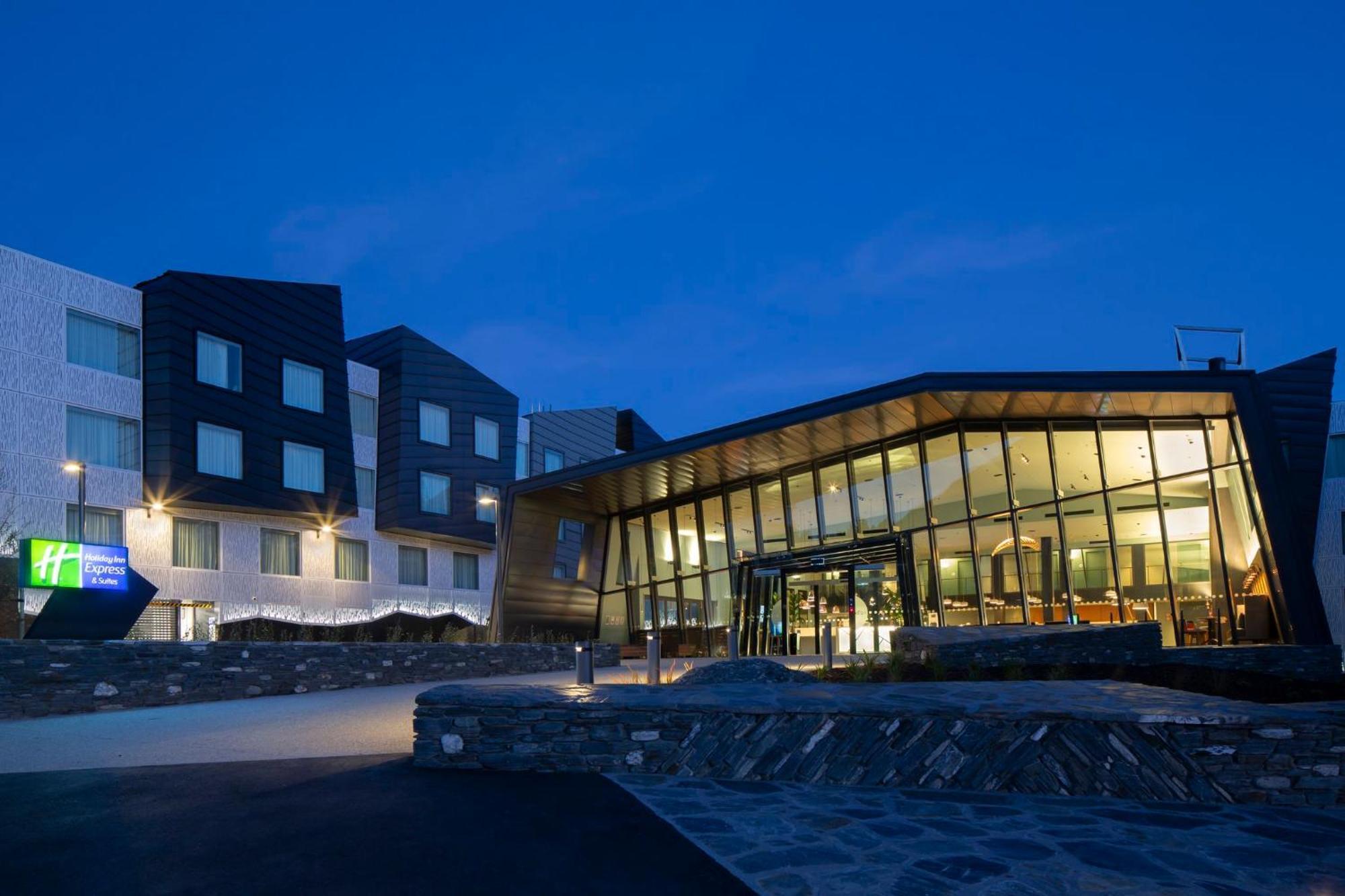 Holiday Inn Express & Suites Queenstown By Ihg Exterior foto