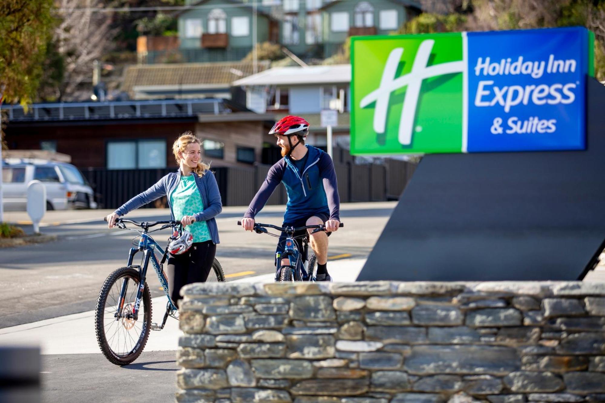 Holiday Inn Express & Suites Queenstown By Ihg Exterior foto