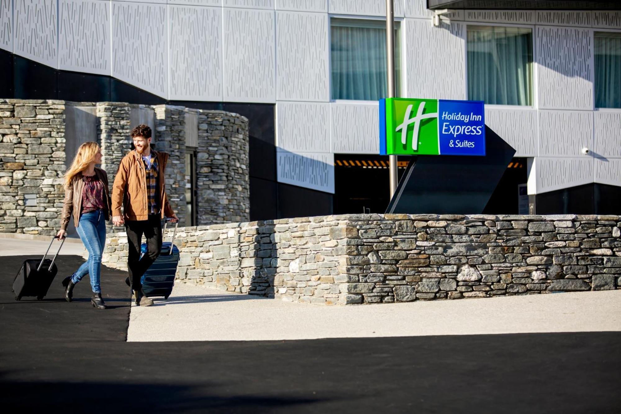 Holiday Inn Express & Suites Queenstown By Ihg Exterior foto
