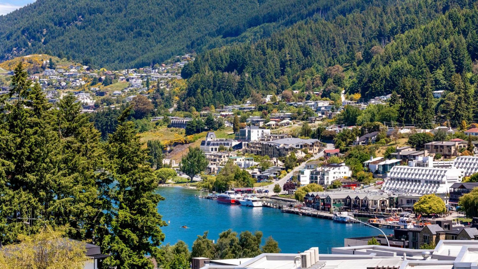 Holiday Inn Express & Suites Queenstown By Ihg Exterior foto