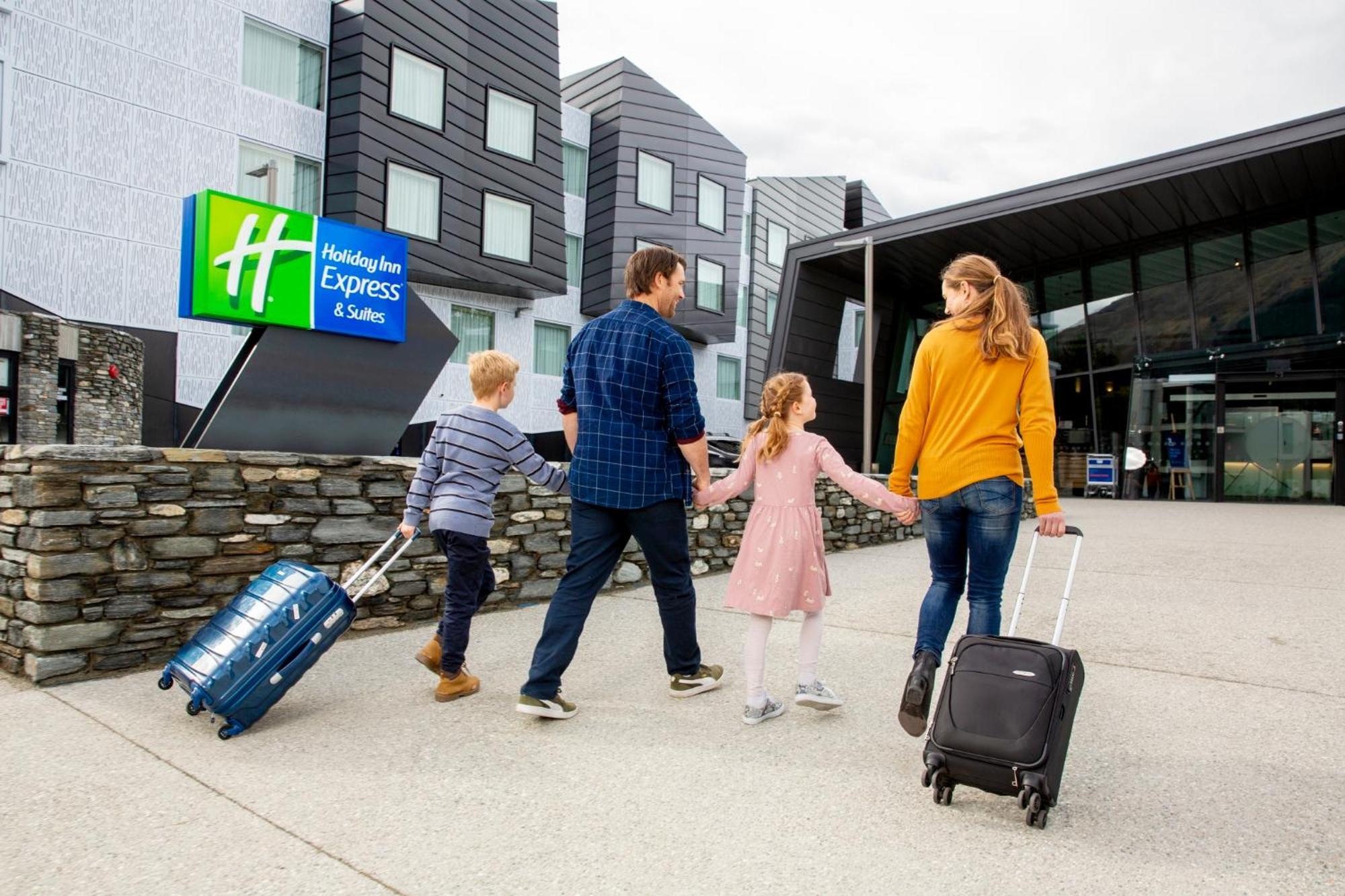 Holiday Inn Express & Suites Queenstown By Ihg Exterior foto